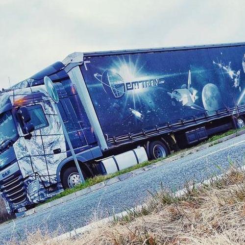 tir-ozdobiony-motywem-kosmosu-01